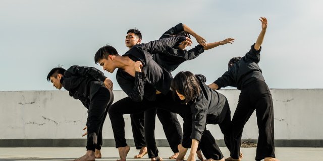 six_people_in_black_matching_clothes_dancing_at_daytime_690597.jpg